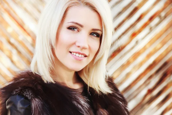 Çekici kız ayakta dışında ve gülümseyen