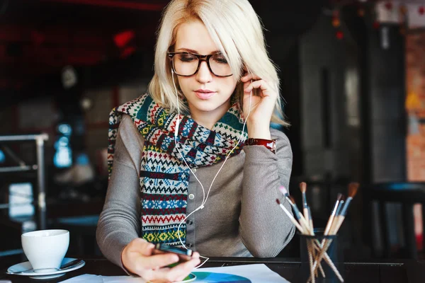 Blonde fille avec téléphone portable et écouteurs — Photo