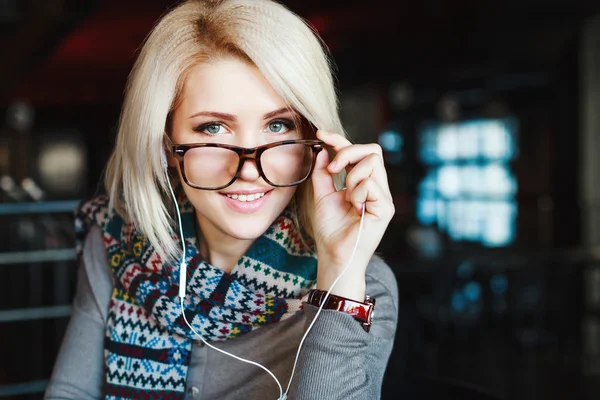 Chica rubia con auriculares y gafas —  Fotos de Stock
