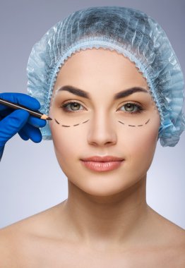 Koruyucu şapkalı kız