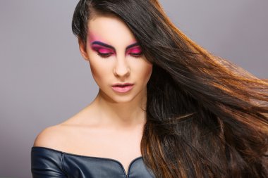 model parlak makyaj ile