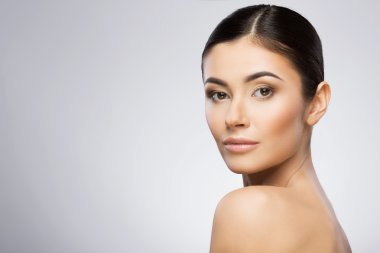 Makyaj ve at kuyruğu ile güzel model