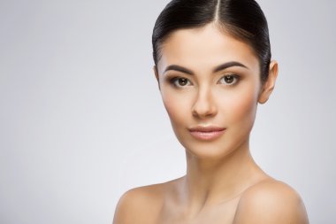 Model makyaj ve at kuyruğu ile