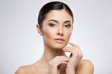 Güzel makyaj ile genç bayan