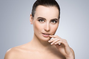 Hafif gülümseme ile model