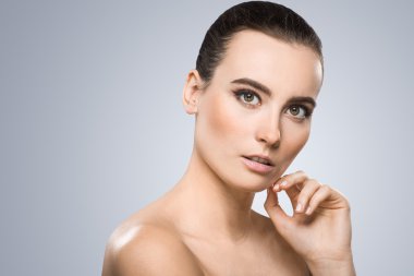 düşünceli genç kadın