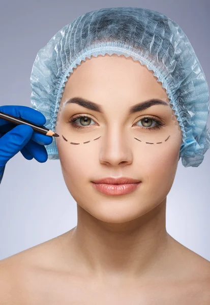 Koruyucu şapkalı kız