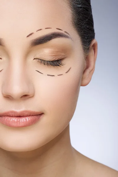 Fille avec des lignes pointillées autour des yeux fermés — Photo