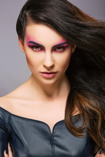Krásná dívka s jasně barevným make-upem — Stock fotografie