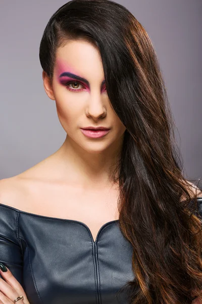 Mooi meisje met heldere kleurrijke make-up — Stockfoto