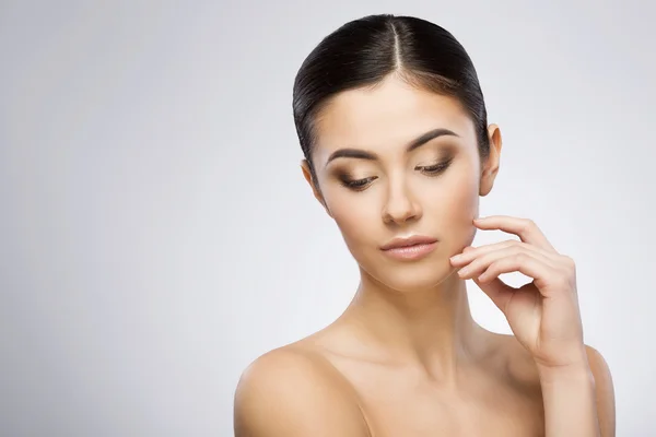 Retrato de belleza de una chica mirando hacia abajo — Foto de Stock