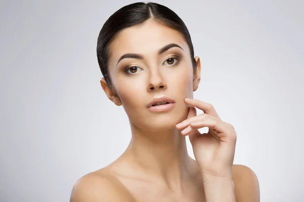 Retrato de belleza de una chica mirando a la cámara — Foto de Stock