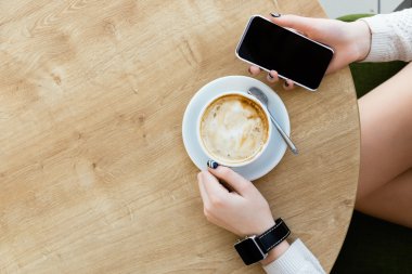 Fincan kahve, izlemek ve cep telefonu