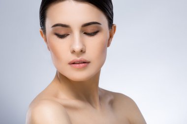 Çıplak stüdyoda makyaj ile Darkhaired kız