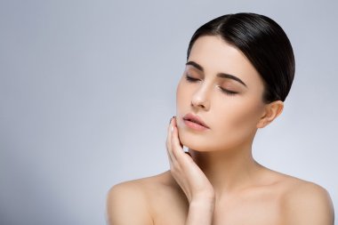 Çıplak stüdyoda makyaj ile Darkhaired kız