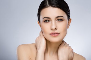 Çıplak stüdyoda makyaj ile Darkhaired kız