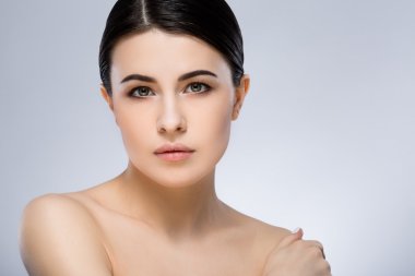 Çıplak stüdyoda makyaj ile Darkhaired kız