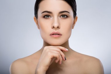 Çıplak stüdyoda makyaj ile Darkhaired kız