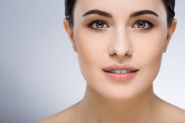 Çıplak stüdyoda makyaj ile Darkhaired kız