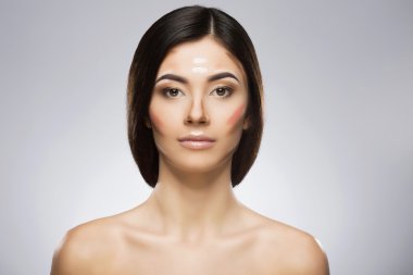 Konturlu yüz makyajı olan kız