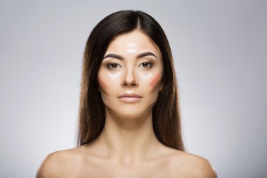 Konturlu yüz makyajlı model