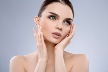 Çıplak makyaj ile güzel kız