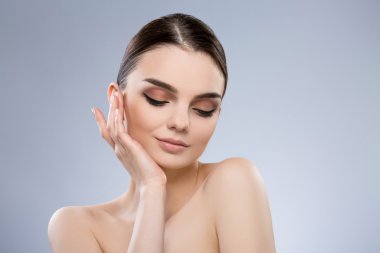 Çıplak makyaj ile güzel kız