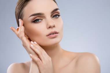 Çıplak makyaj ile güzel kız