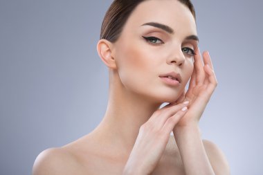 Çıplak makyaj ile güzel kız