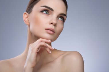 Gri arka planda güzel model