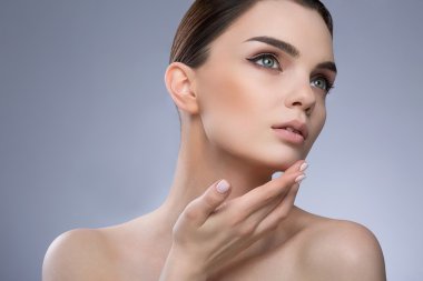 Gri arka planda güzel model