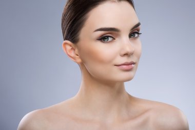 Gri arka planda güzel model