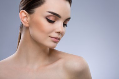 Çıplak makyaj ile güzel kız