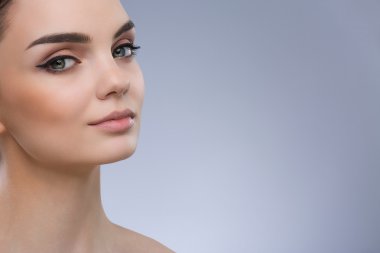 Gri arka planda güzel model