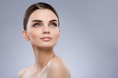 Gri arka planda muhteşem makyaj modeli