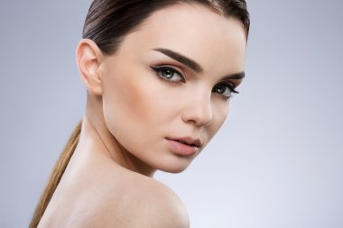 Gri arka planda muhteşem makyaj modeli