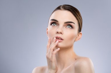 Gri arka planda muhteşem makyaj modeli