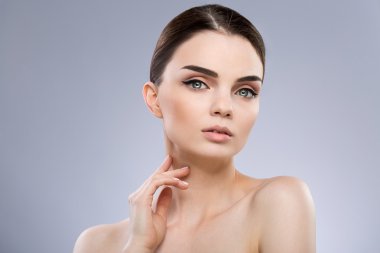 Gri arka planda muhteşem makyaj modeli