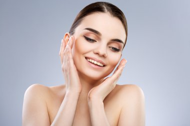 Model gülümseyen ve aşağı bakıyor
