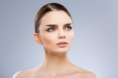 Kız kaşlarını kaşlarını ve kenara bakıyor