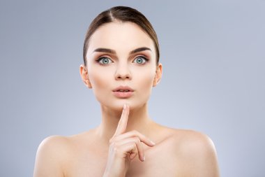 Büyük mavi gözlü sürpriz kız