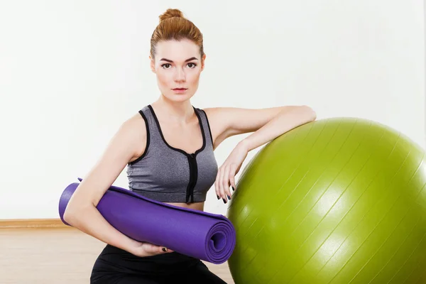 Linda chica en el gimnasio — Foto de Stock