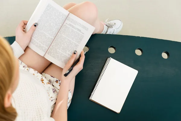 Piernas de niña, libro de celebración, cuaderno — Foto de Stock