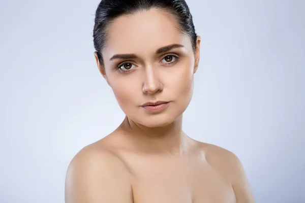 Mooi meisje met naakt make-up — Stockfoto