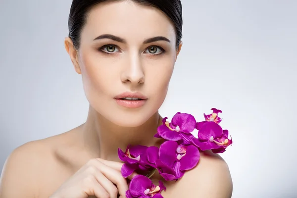 Menina bonita segurando flor — Fotografia de Stock