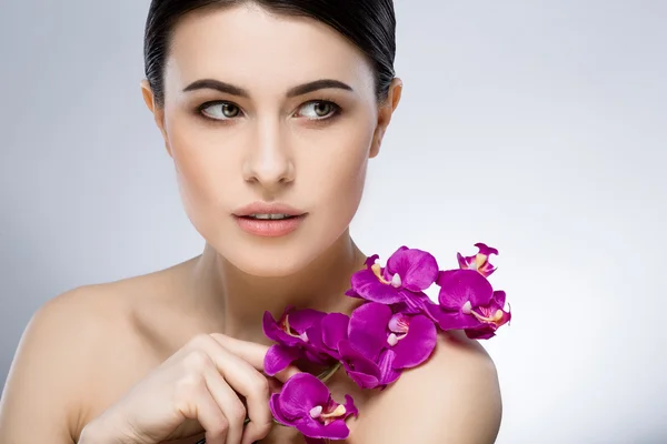 Menina bonita segurando flor — Fotografia de Stock