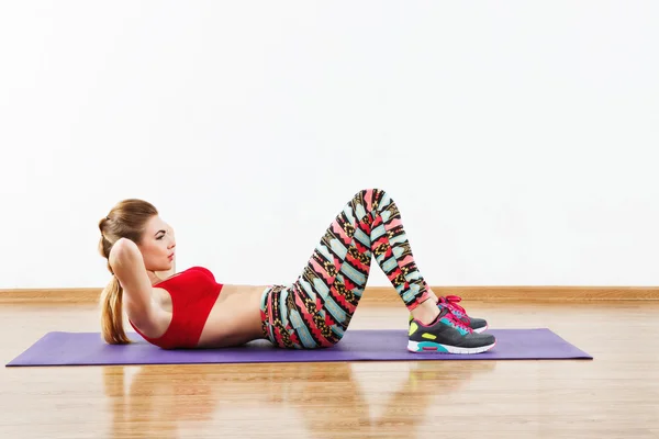 Fit girl doing exercises in gym — Stock Photo, Image