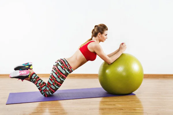 Menina fazendo exercícios — Fotografia de Stock