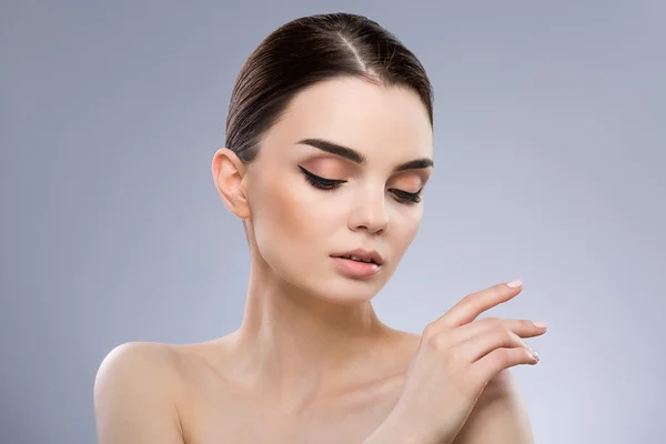 Wunderschöne Make-up-Modell auf grauem Hintergrund — Stockfoto