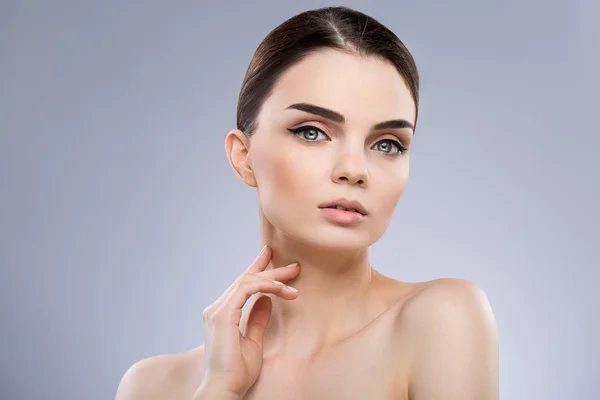 Wunderschöne Make-up-Modell auf grauem Hintergrund — Stockfoto